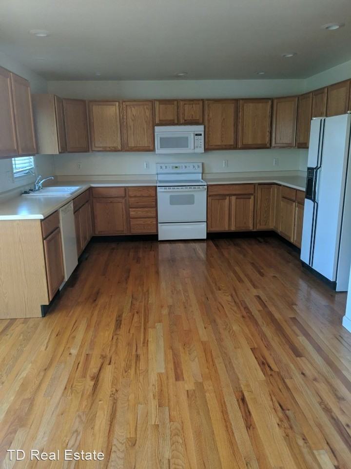 3946 Parkview Dr - Photo 3 of 8