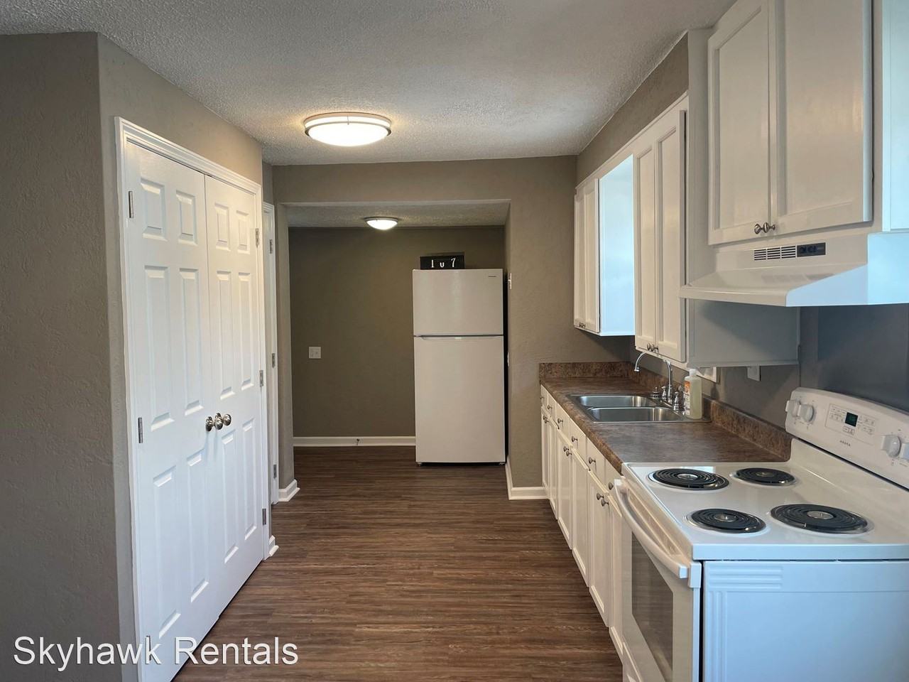 107 St Charles - Photo 2 of 7
