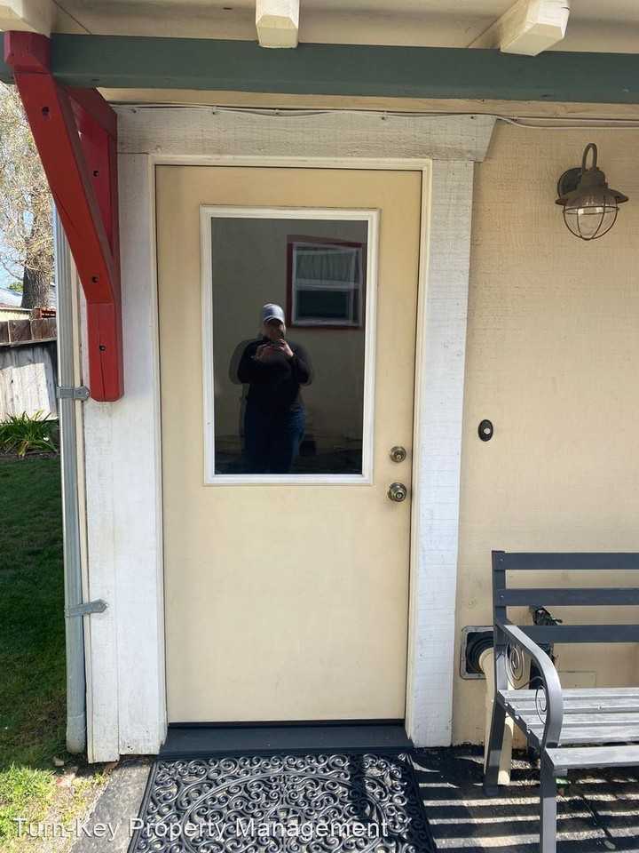 127 2nd St #B - Photo 3 of 36