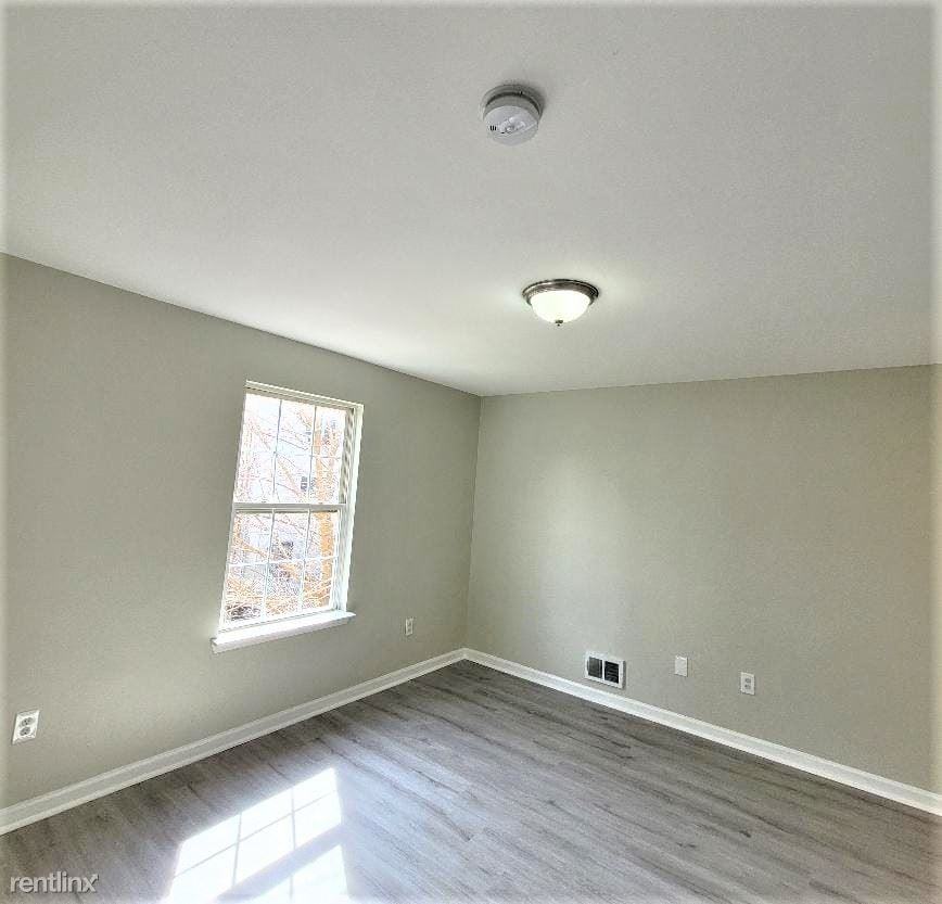 306 S 7th St - Photo 3 of 10