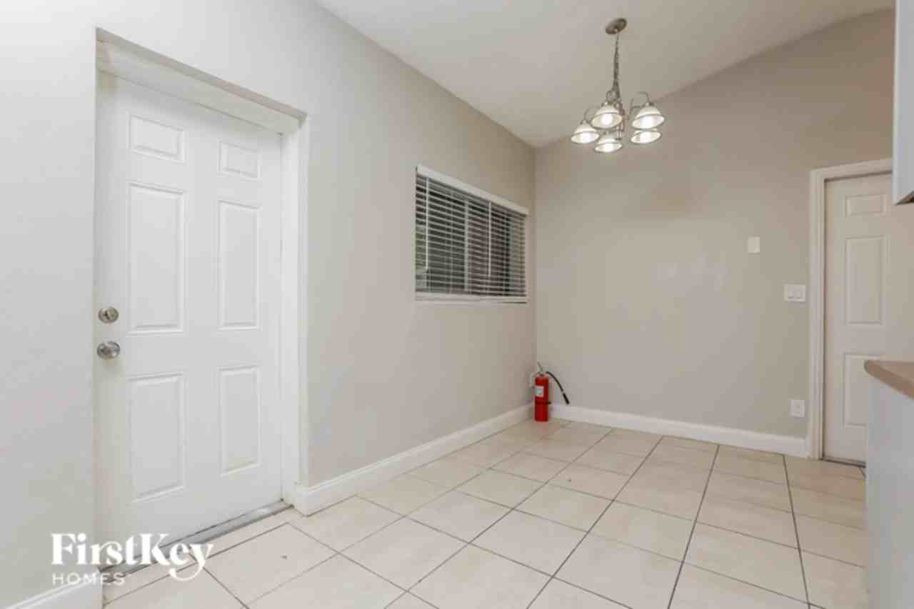 305 Hope Cir - Photo 3 of 12