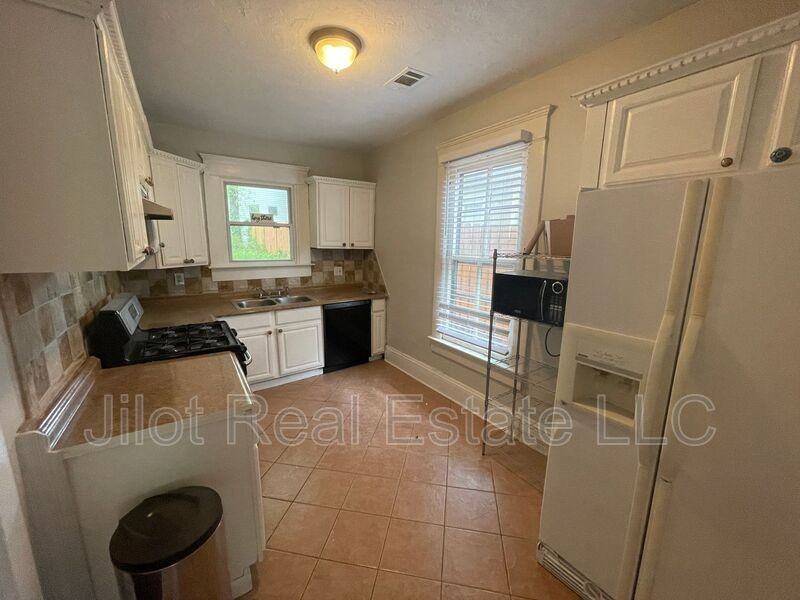 1082 Center St Nw #A - Photo 3 of 11