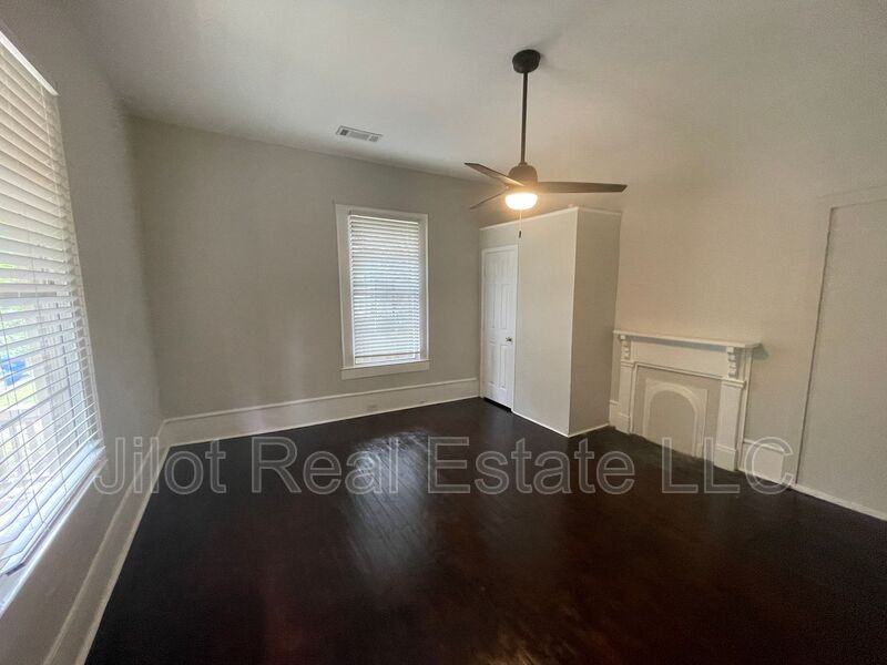 1082 Center St Nw #A - Photo 7 of 11