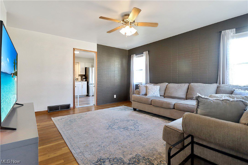 1421 Myrtle Ave - Photo 2 of 11