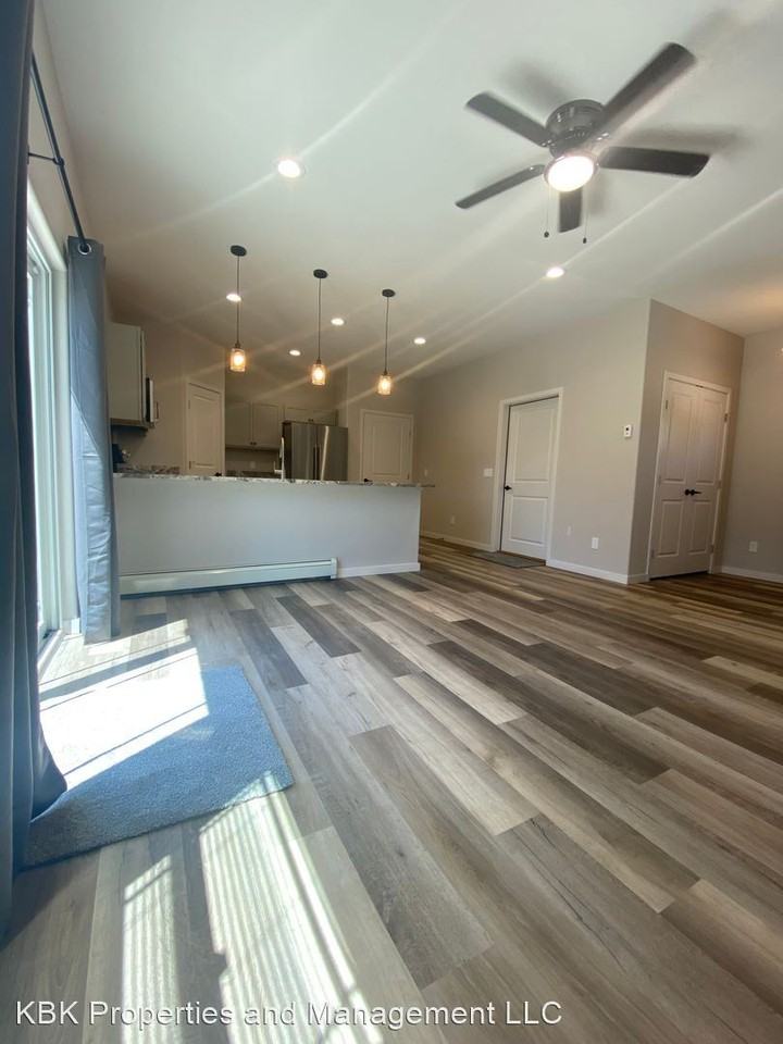 907 Douglas Dr - Photo 2 of 12