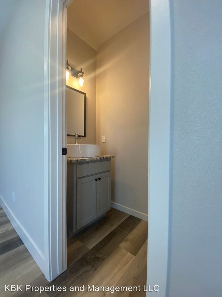 907 Douglas Dr - Photo 3 of 12