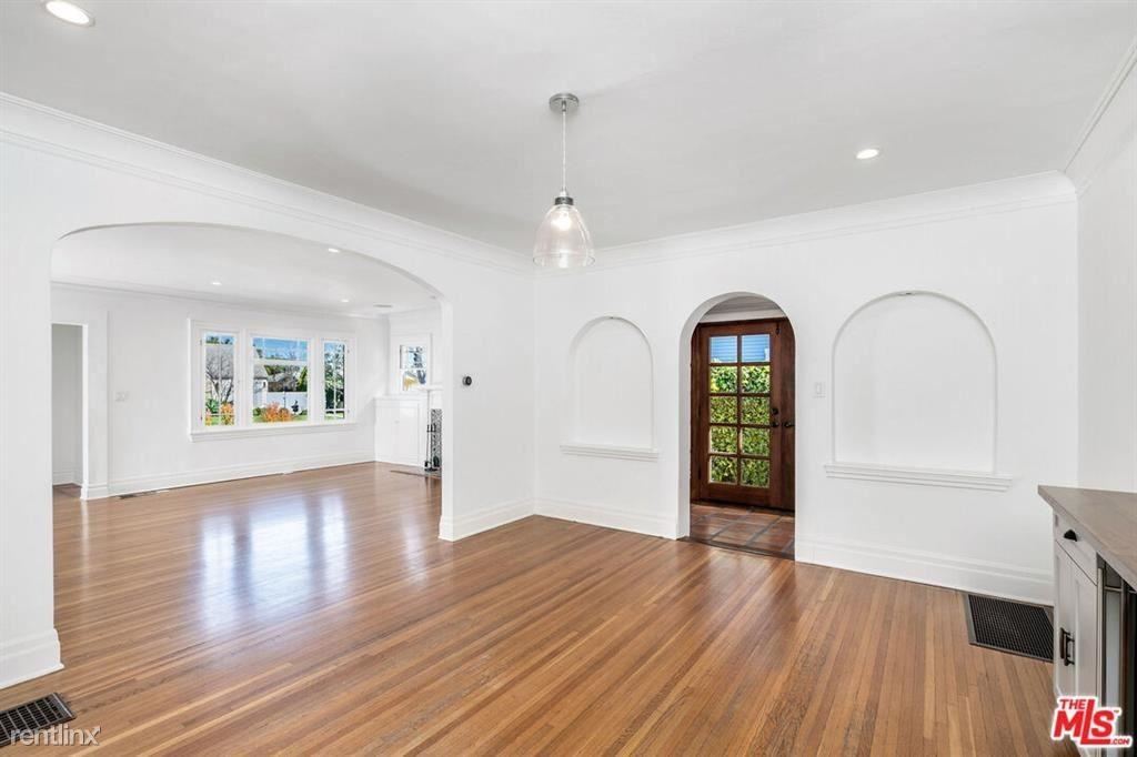 341 N Gower St - Photo 2 of 12