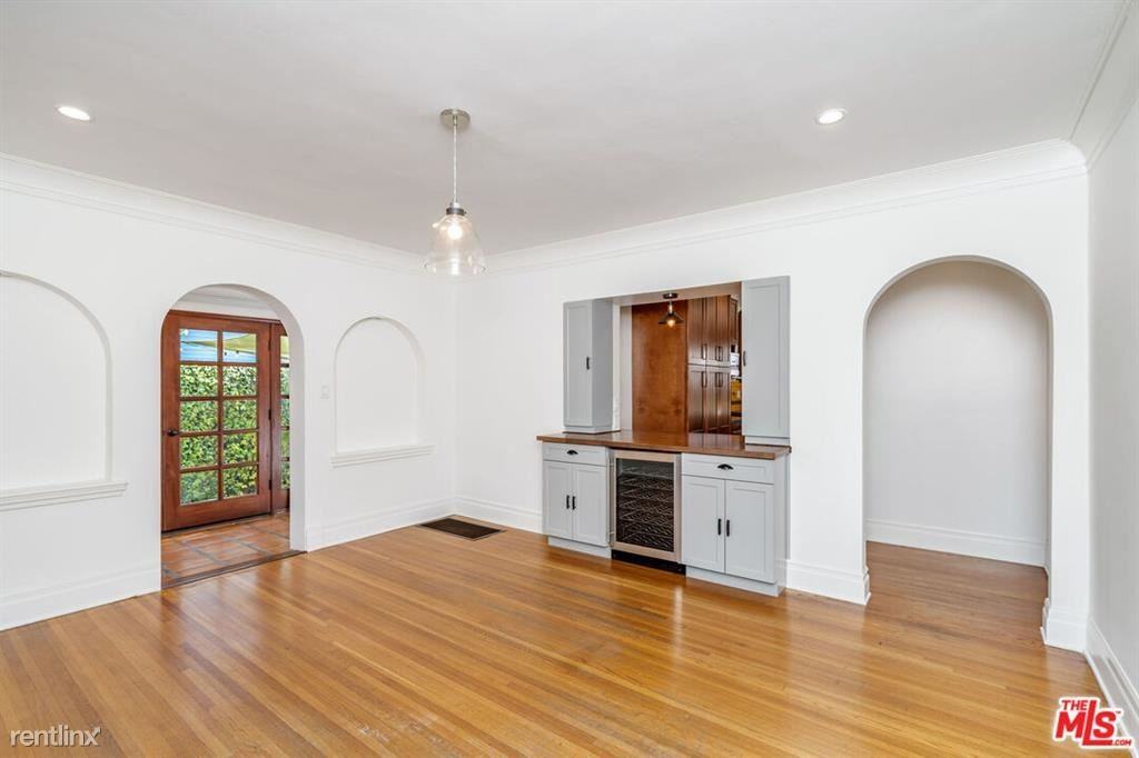 341 N Gower St - Photo 3 of 12