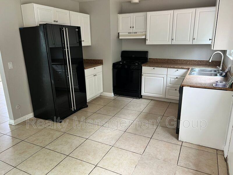 12845 Beechtree St - Photo 3 of 18