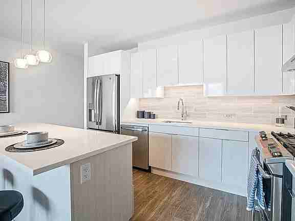 2357 N Lincoln Ave - Photo 3 of 10