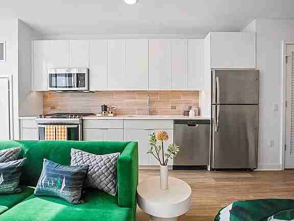 2357 N Lincoln Ave - Photo 2 of 10