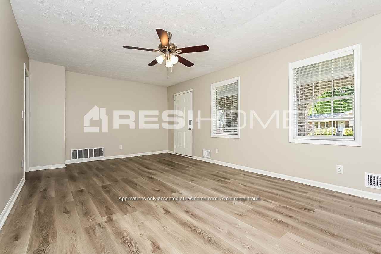 785 S Carter Dr - Photo 3 of 20