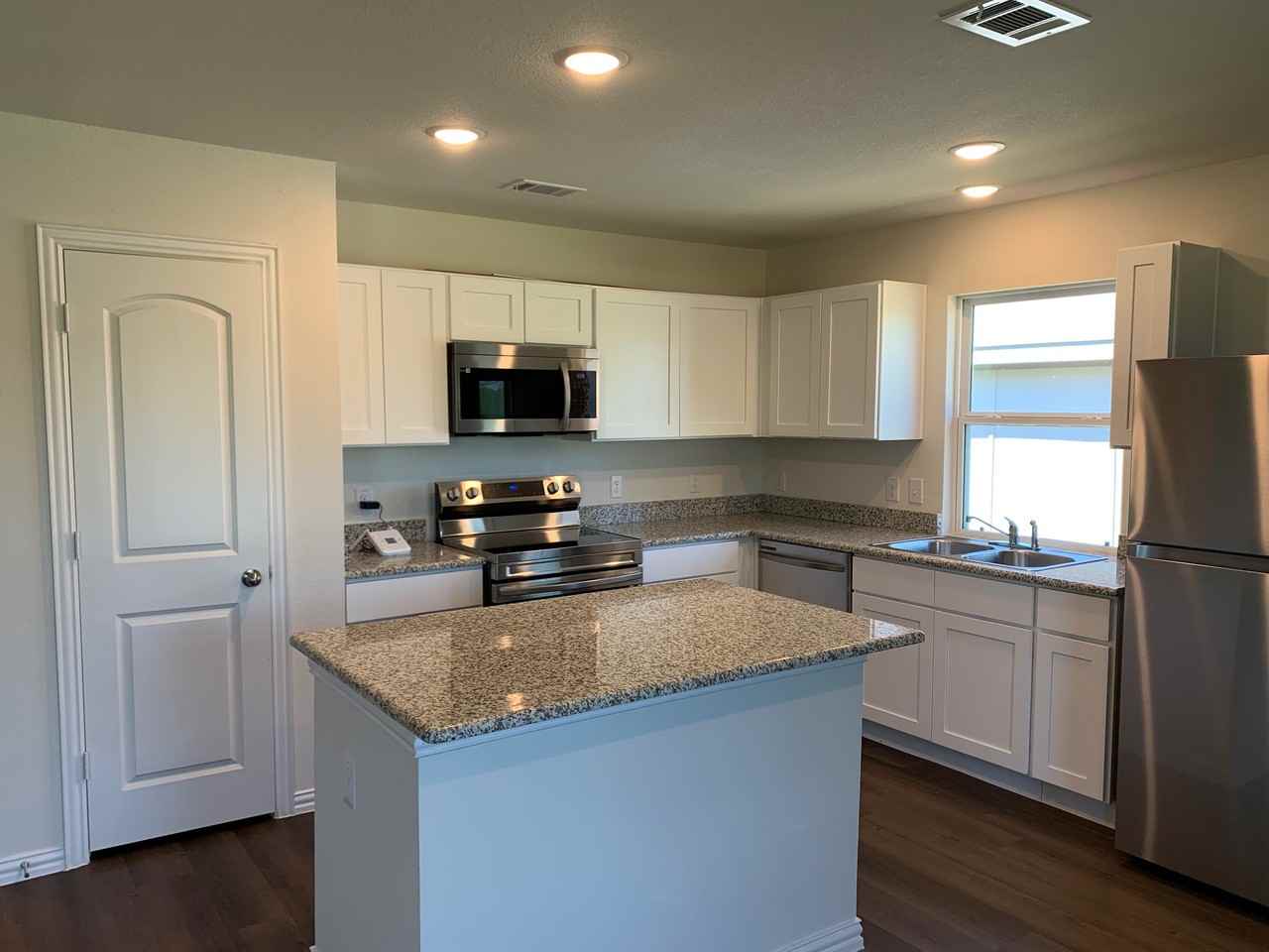 413 E Hull St #1 - Photo 3 of 22