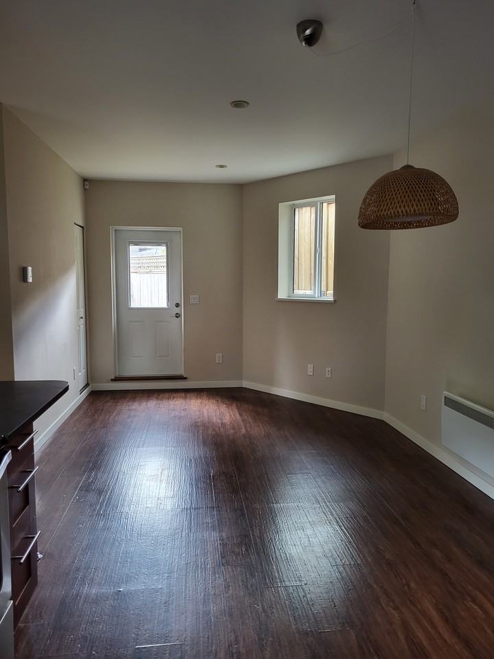 496 Ventura Crescent - Photo 3 of 8