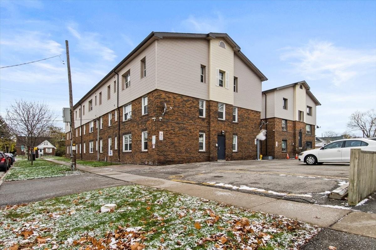 498 Simcoe Street North - Photo 2 of 15