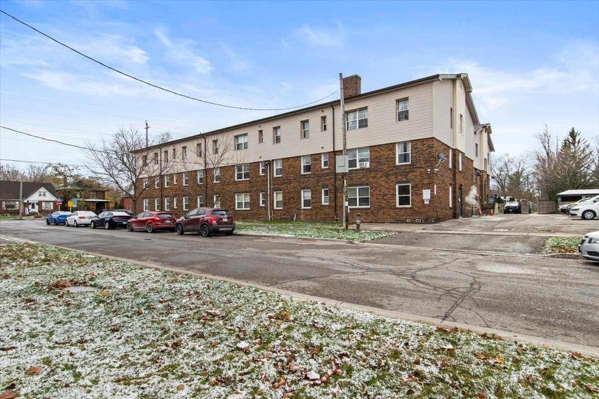 498 Simcoe Street North - Photo 3 of 15