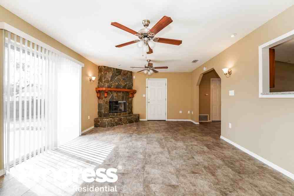 1539 Lafayette Ave - Photo 3 of 16