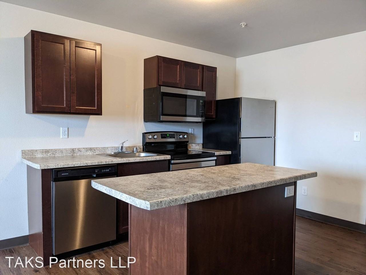 Park West apartments - Photo 3 of 15