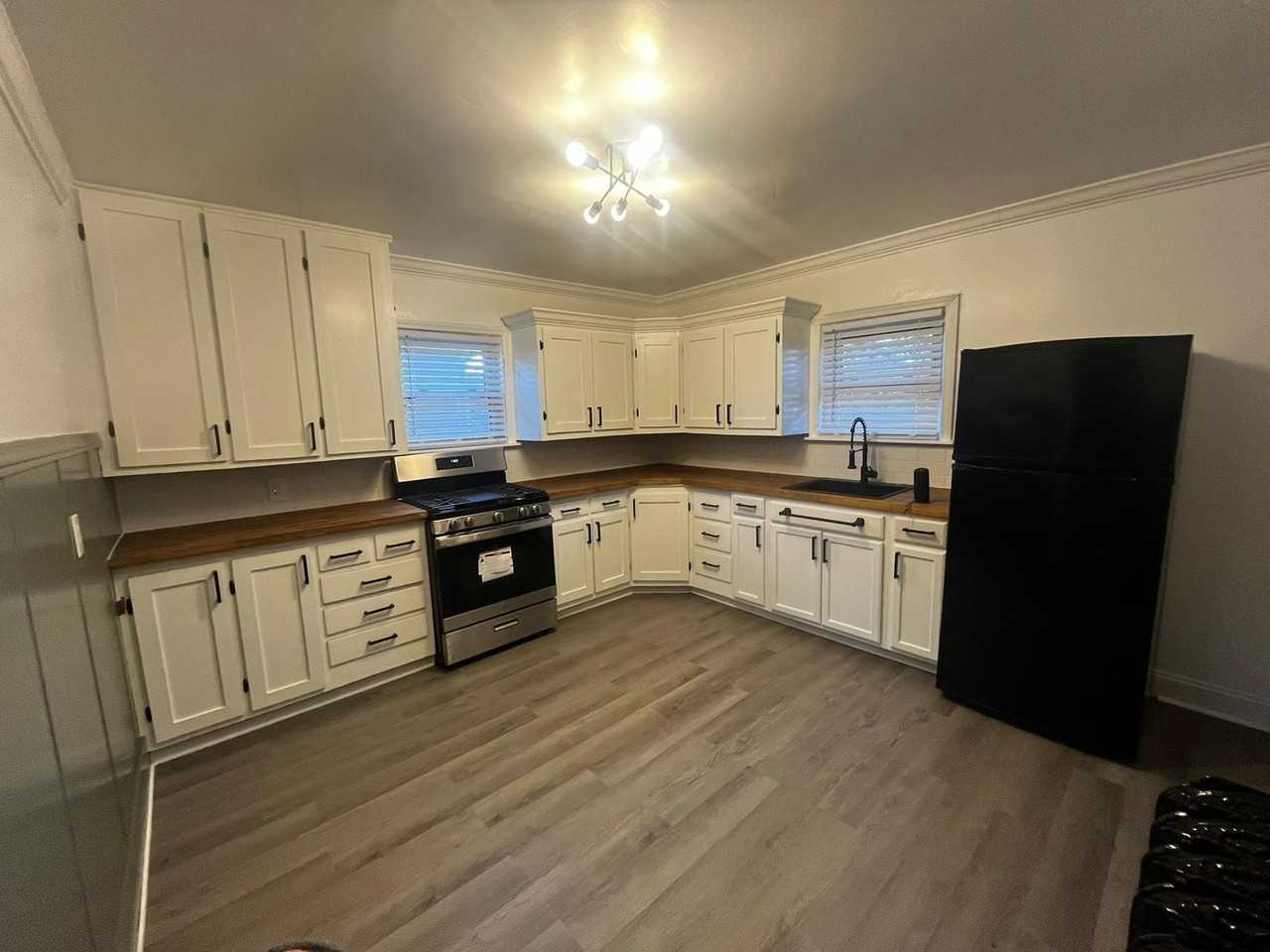 211 Washington Ave #2 - Photo 3 of 12