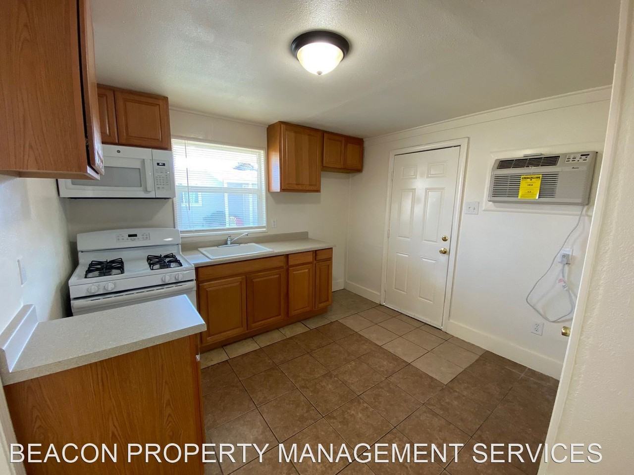 408 E OAK STREET - Photo 2 of 14
