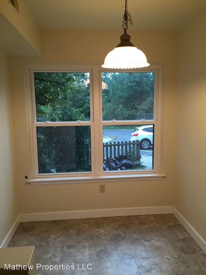 560 Dauphin St - Photo 3 of 11