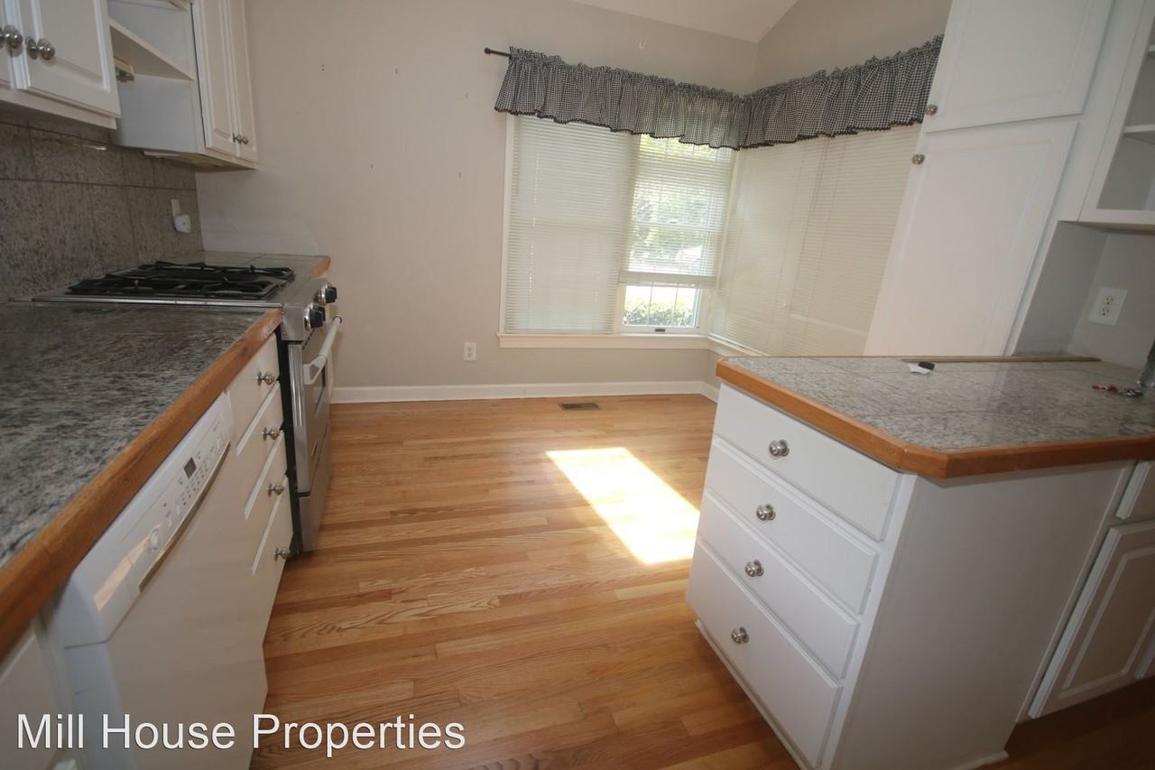 326 Sycamore Close - Photo 3 of 13