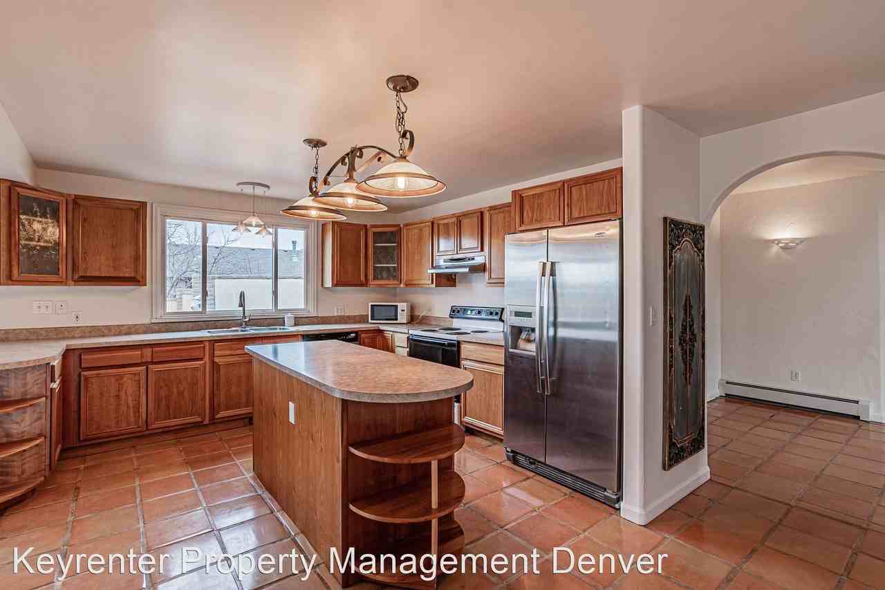990 Beech St - Photo 2 of 50