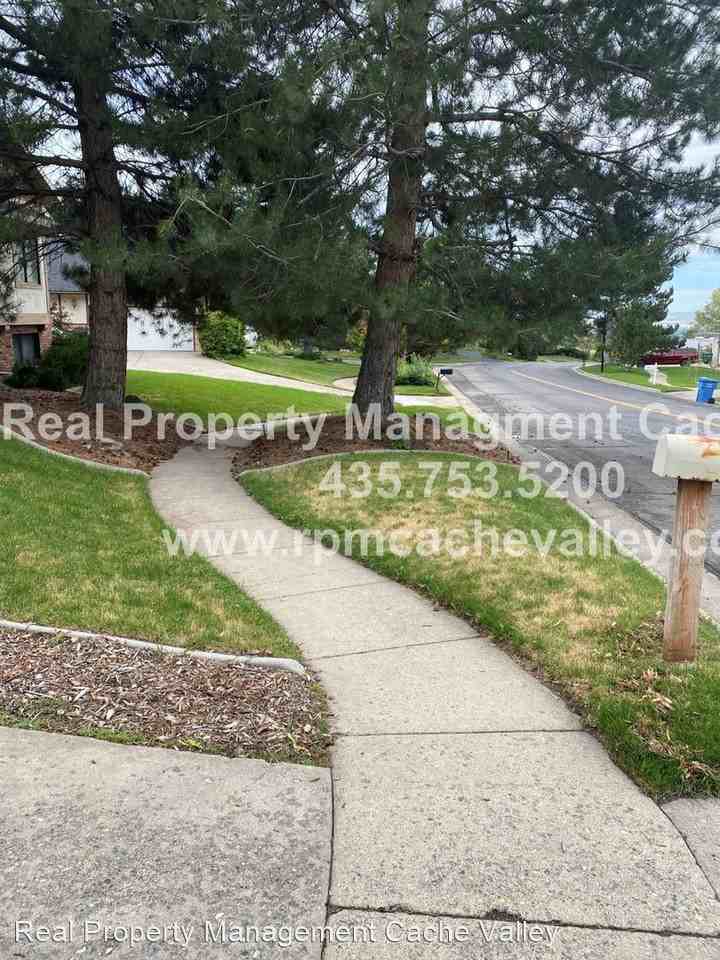 540 Foxridge Dr - Photo 2 of 25