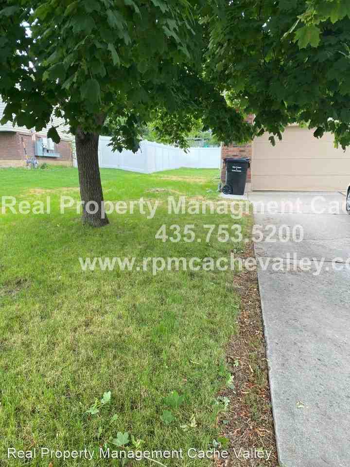 540 Foxridge Dr - Photo 3 of 25