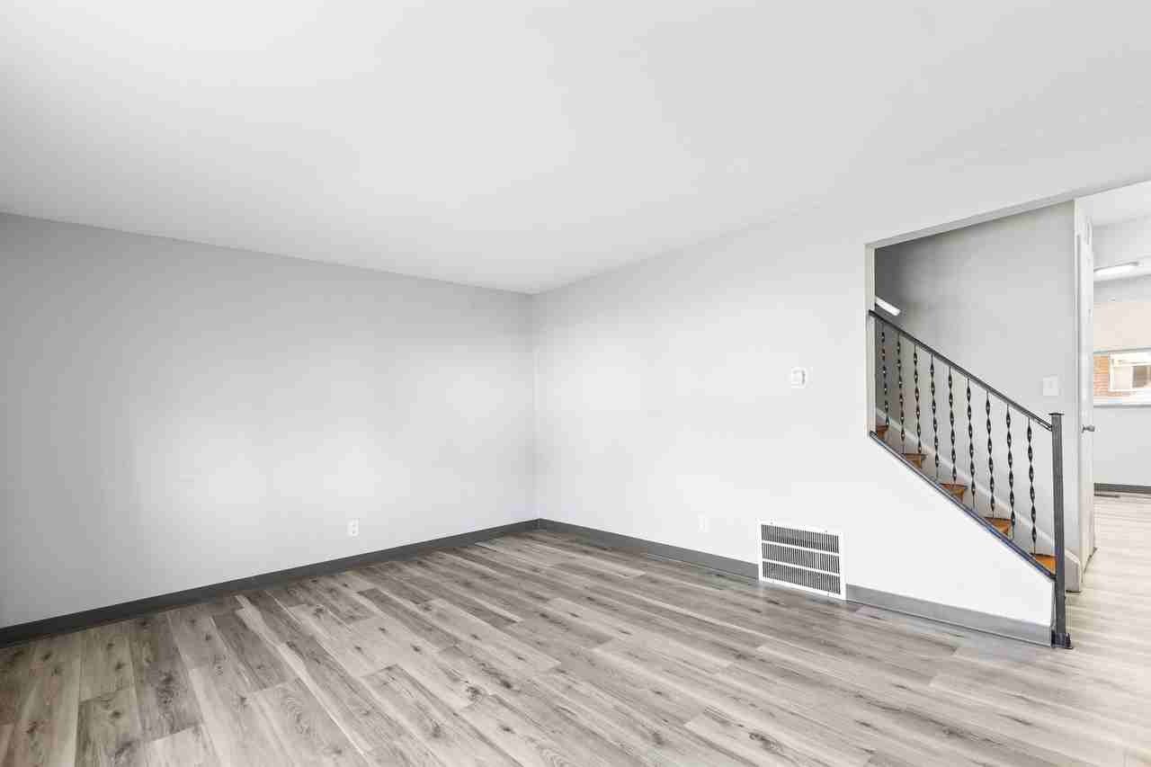 Oakland Park Ct #1897B - Photo 2 of 10