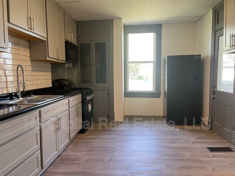 205 S 16th St - Photo 3 of 10