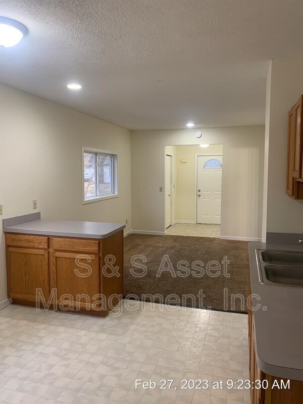 1718 Glenrose Ave - Photo 3 of 11