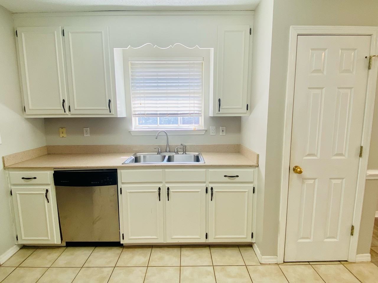 1059 Louise Ave #1 - Photo 6 of 32