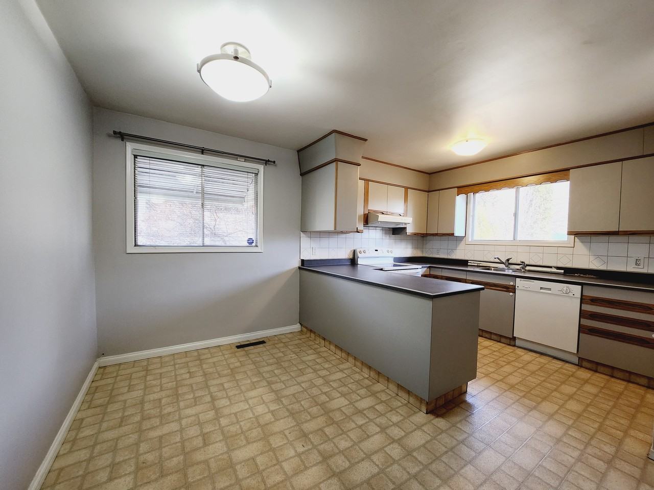 5220 97a Ave Nw - Photo 2 of 27