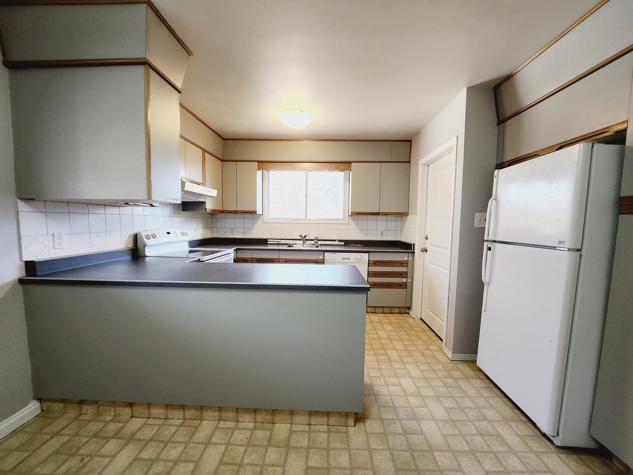 5220 97a Ave Nw - Photo 3 of 27