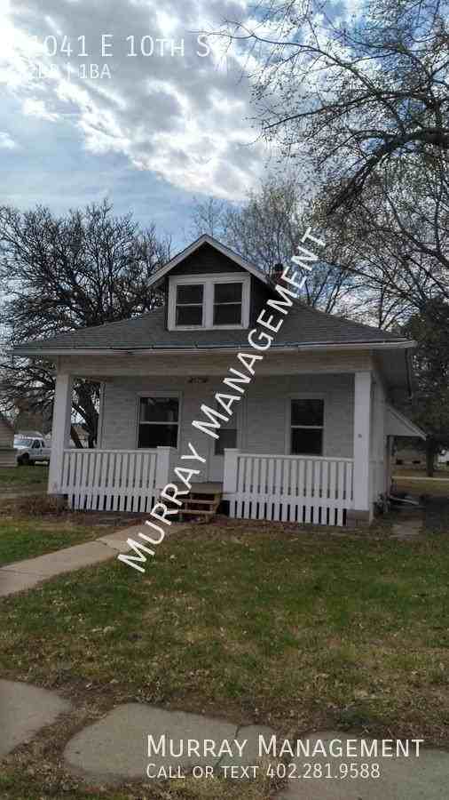 1041 E 10th St - Photo 3 of 13