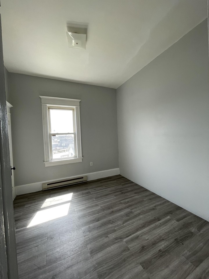 766 Hudson St #4 - Photo 7 of 12