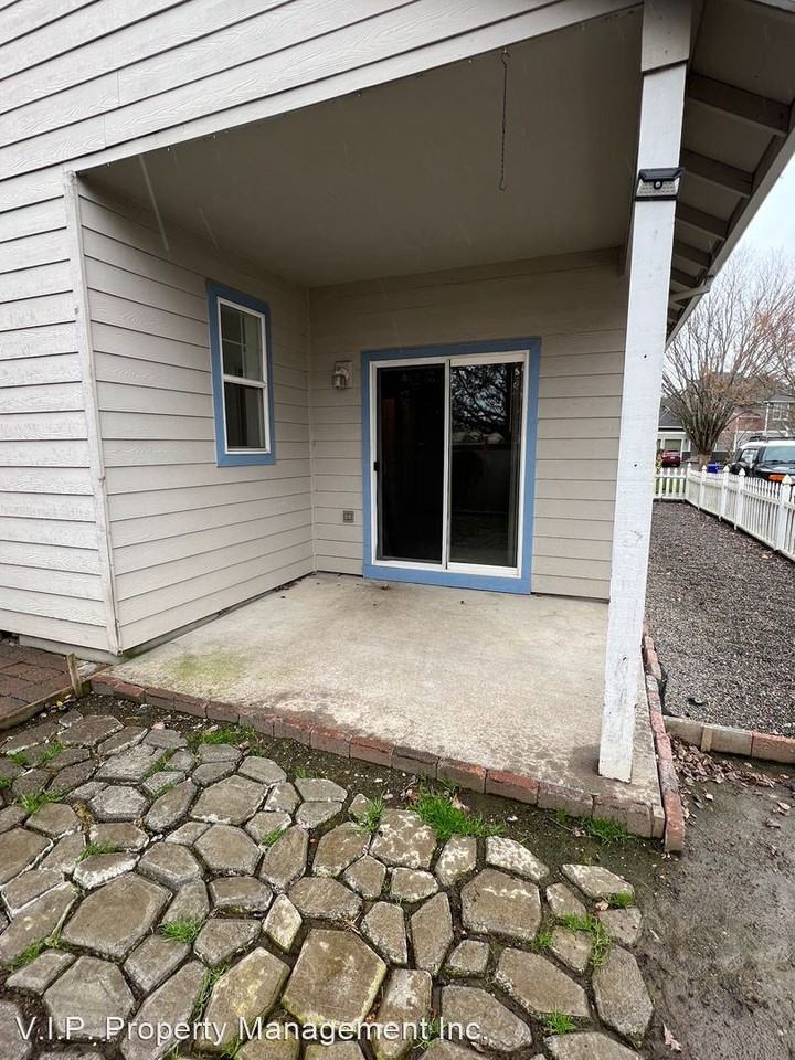 1228 Ne Multnomah Dr - Photo 3 of 18