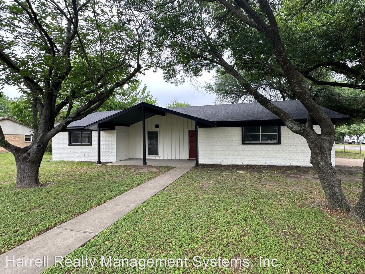 201 Topeka Dr - Photo 2 of 20