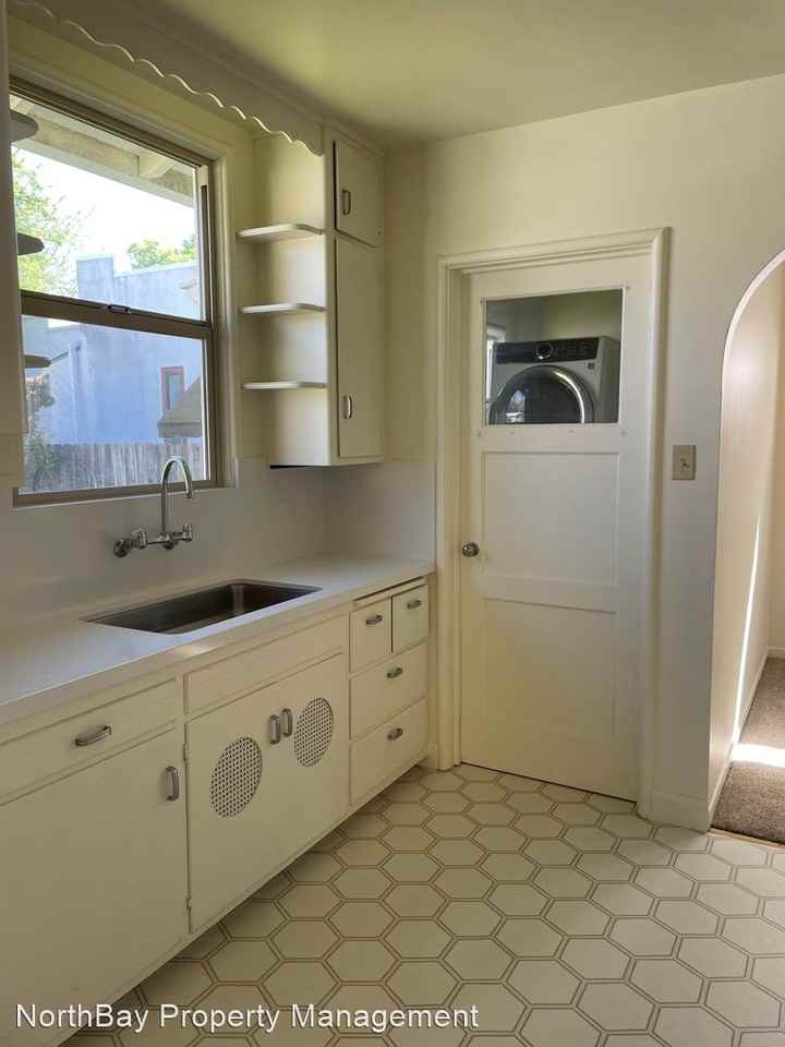 319 Benton St - Photo 3 of 13