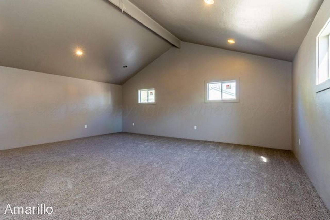 1613 B Ave - Photo 2 of 5