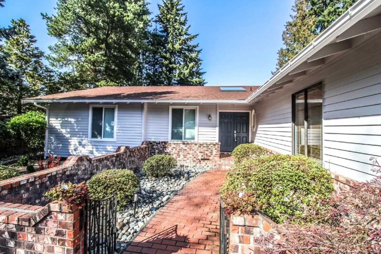 18108 Ne 31st St - Photo 2 of 34