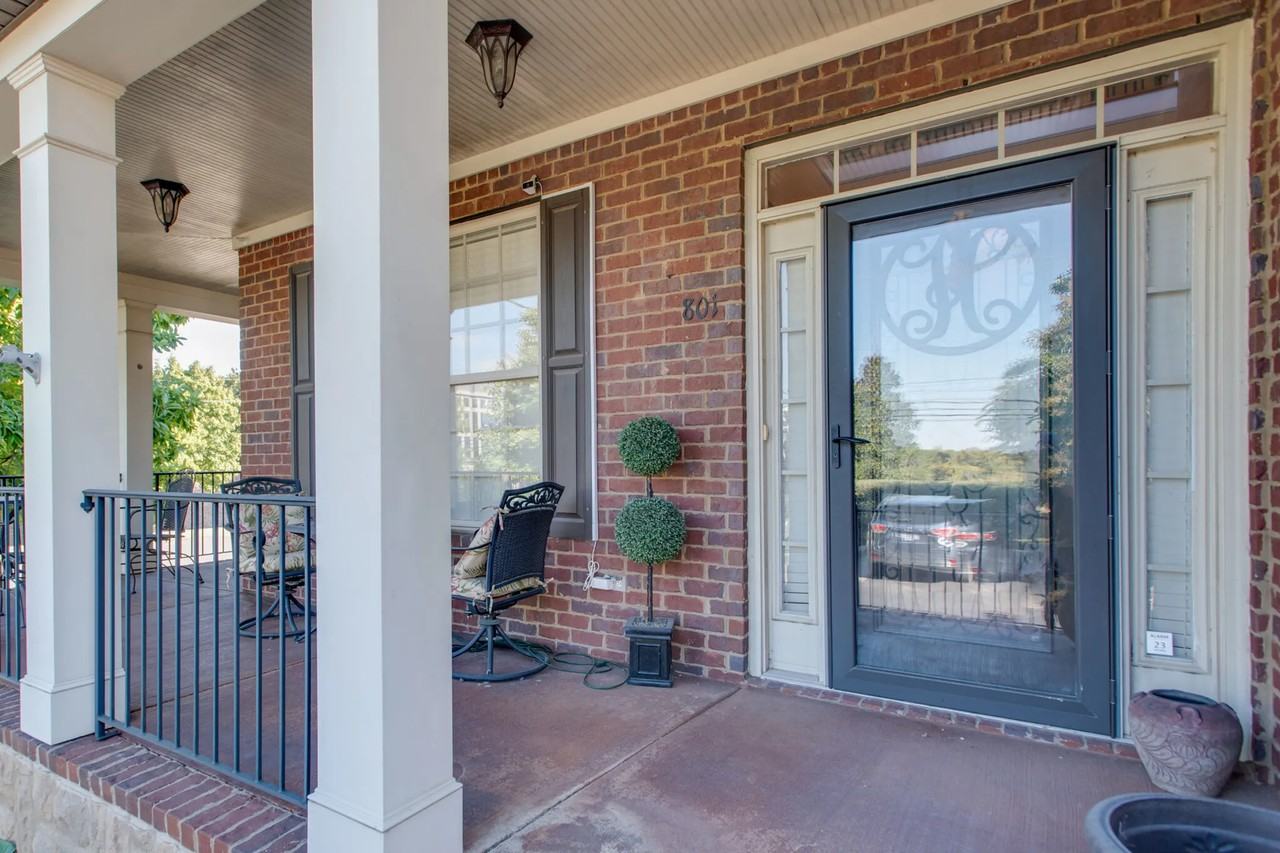 801 Valley View Cir - Photo 2 of 10