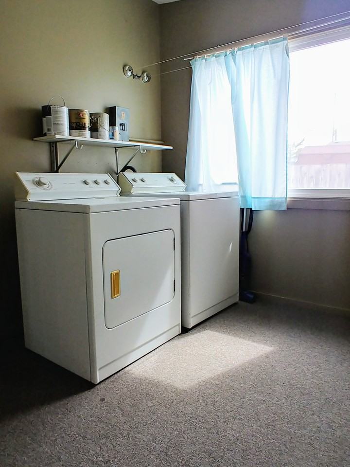 208 E Butte St - Photo 2 of 9