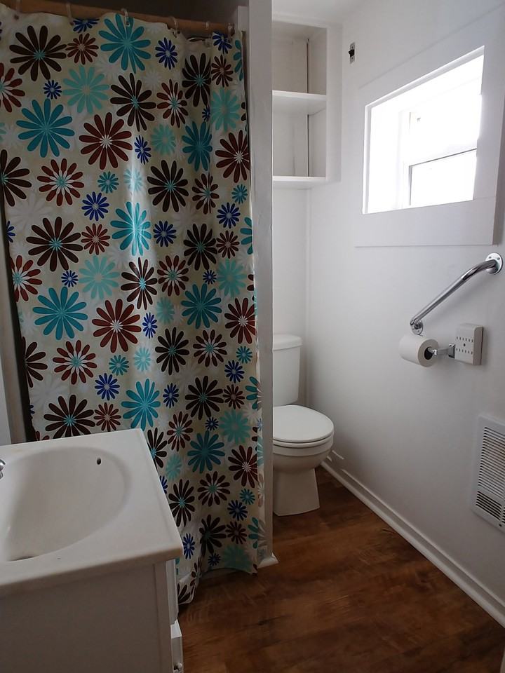 208 E Butte St - Photo 3 of 9
