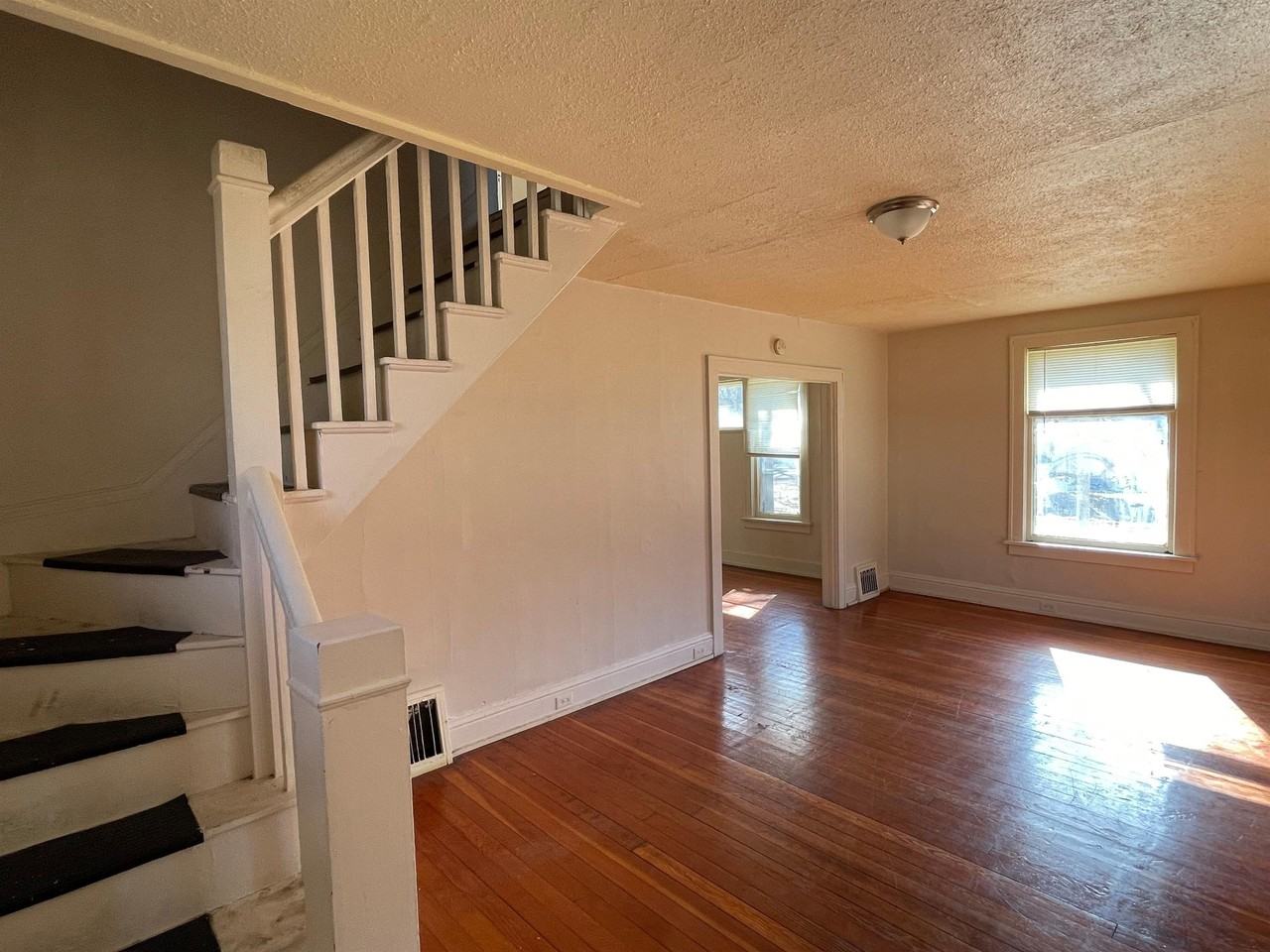 303 W Summit Ave #1 - Photo 3 of 12