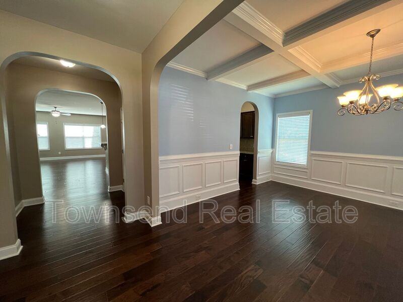 1031 Liberty Ln - Photo 2 of 24