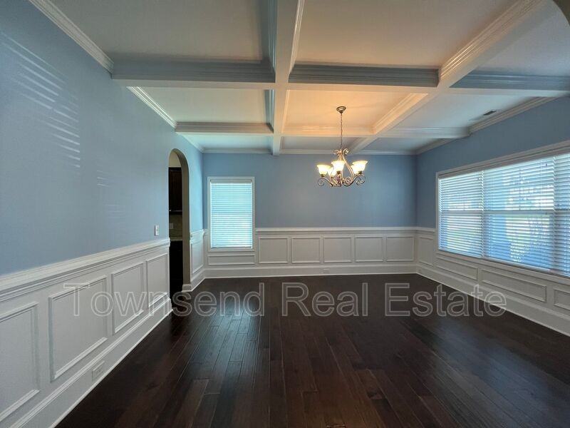 1031 Liberty Ln - Photo 3 of 24