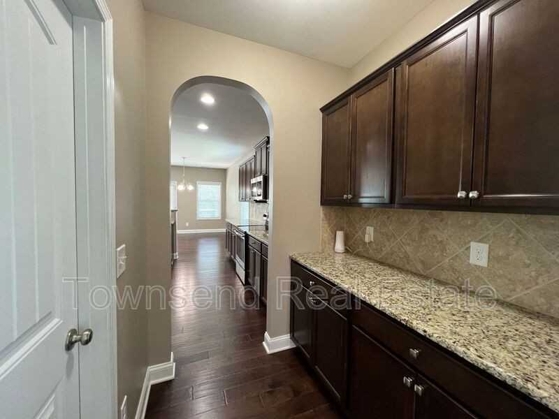 1031 Liberty Ln - Photo 4 of 24