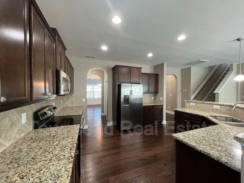 1031 Liberty Ln - Photo 6 of 24